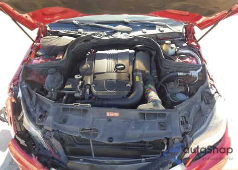 2013 Mercedes-Benz C 250 Sport z USA, uszkodzony, nr VIN WDDGF4HB2DR251913